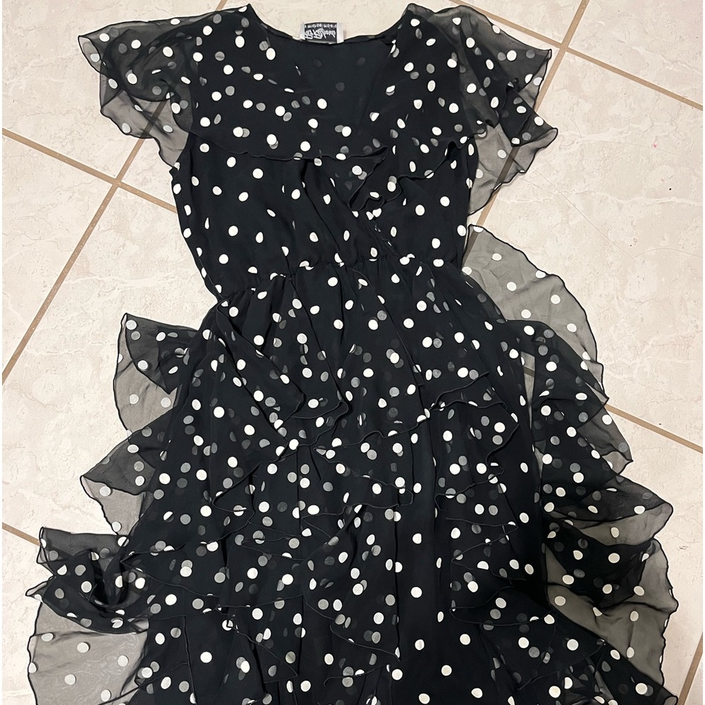 Pola dot cocktail dress, no size tag but looks like a size 6,great dress